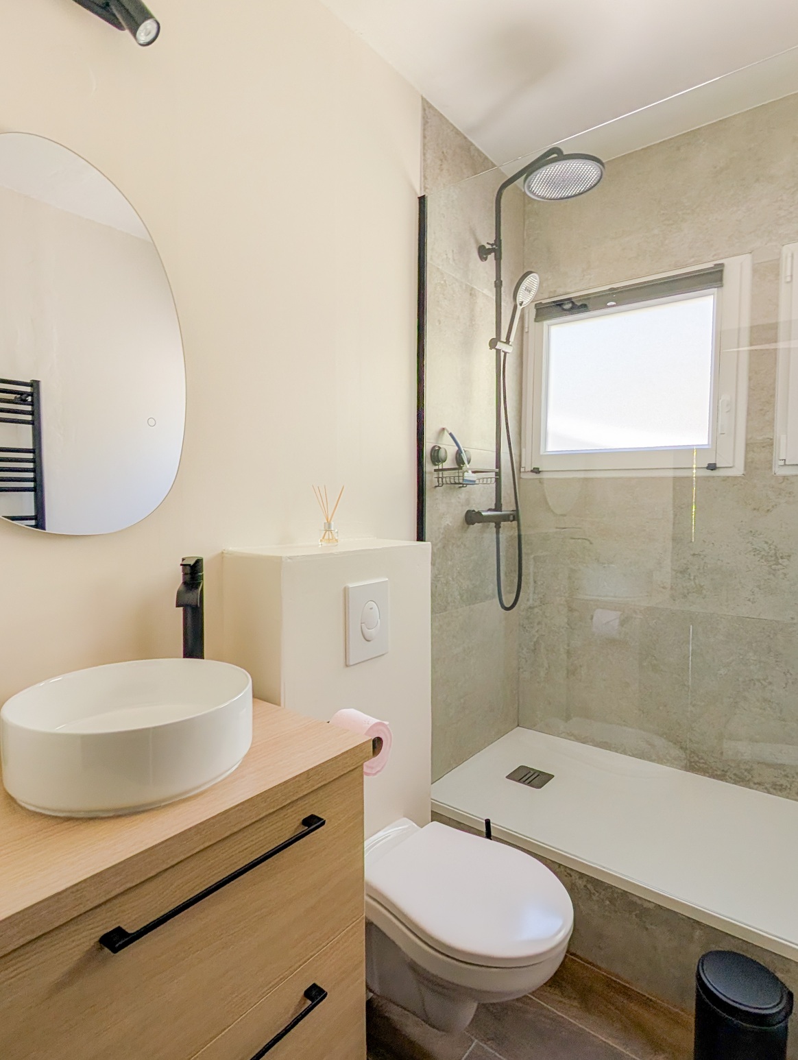 Salle de bain moderne avec douche italienne